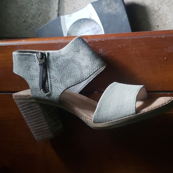 Shoes - Picture 2 of 3